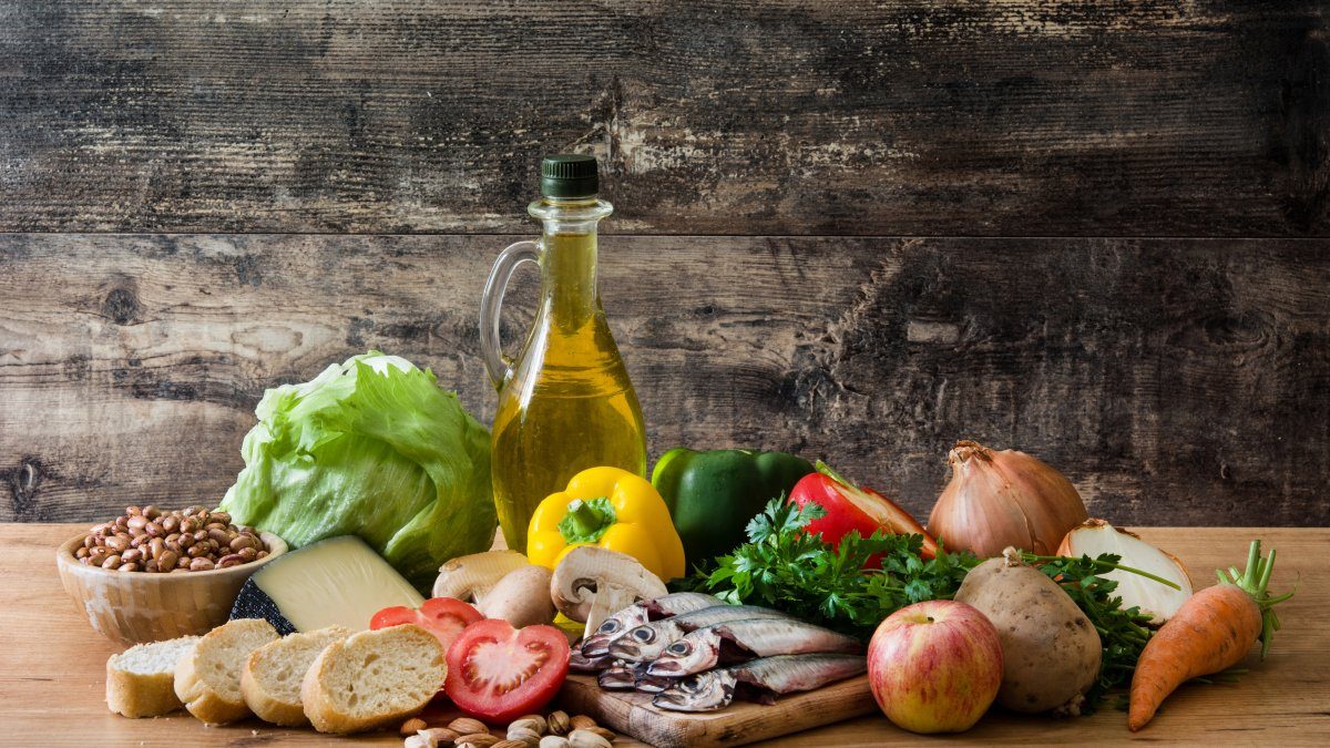 Hälsosam mat med grönsaker, frukt och fisk för viktminskning