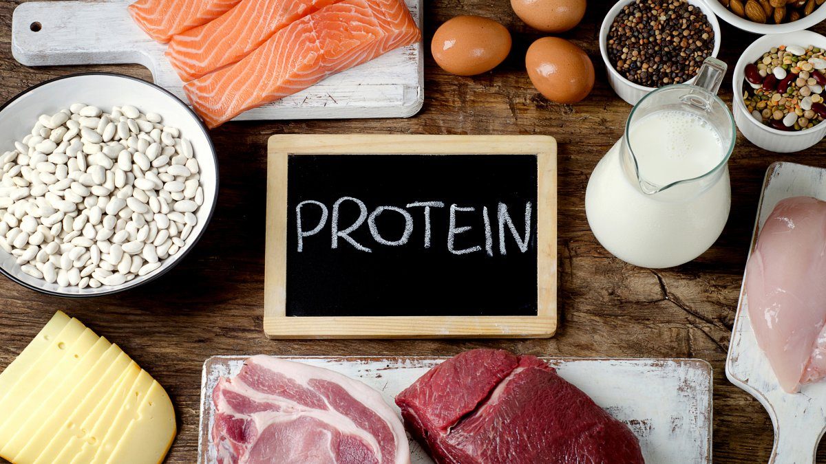 Proteinrika livsmedel som kyckling, fisk, ägg och baljväxter
