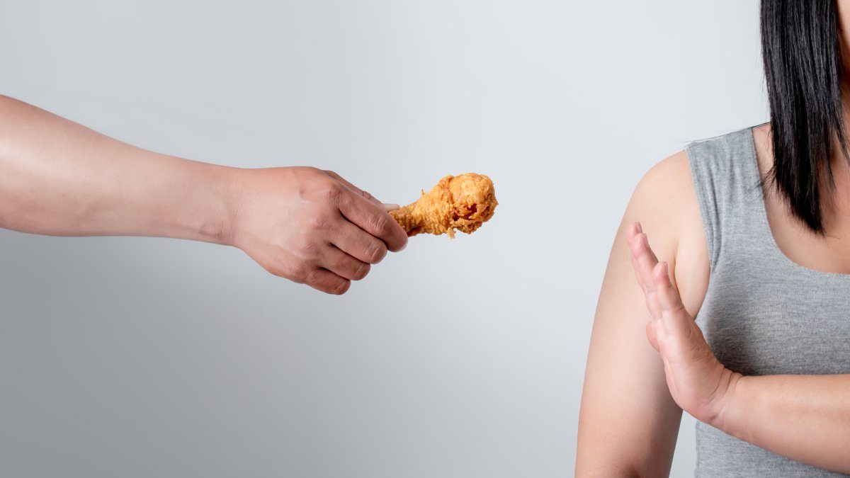 Kvinna tackar nej till skräpmat - aptithämmare hjälper till att minska hunger