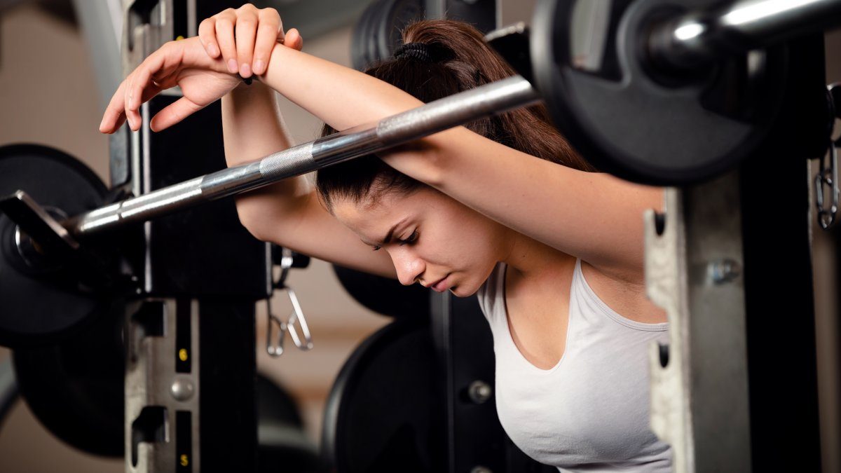 Kvinna tränar i gymmet - träning för viktminskning