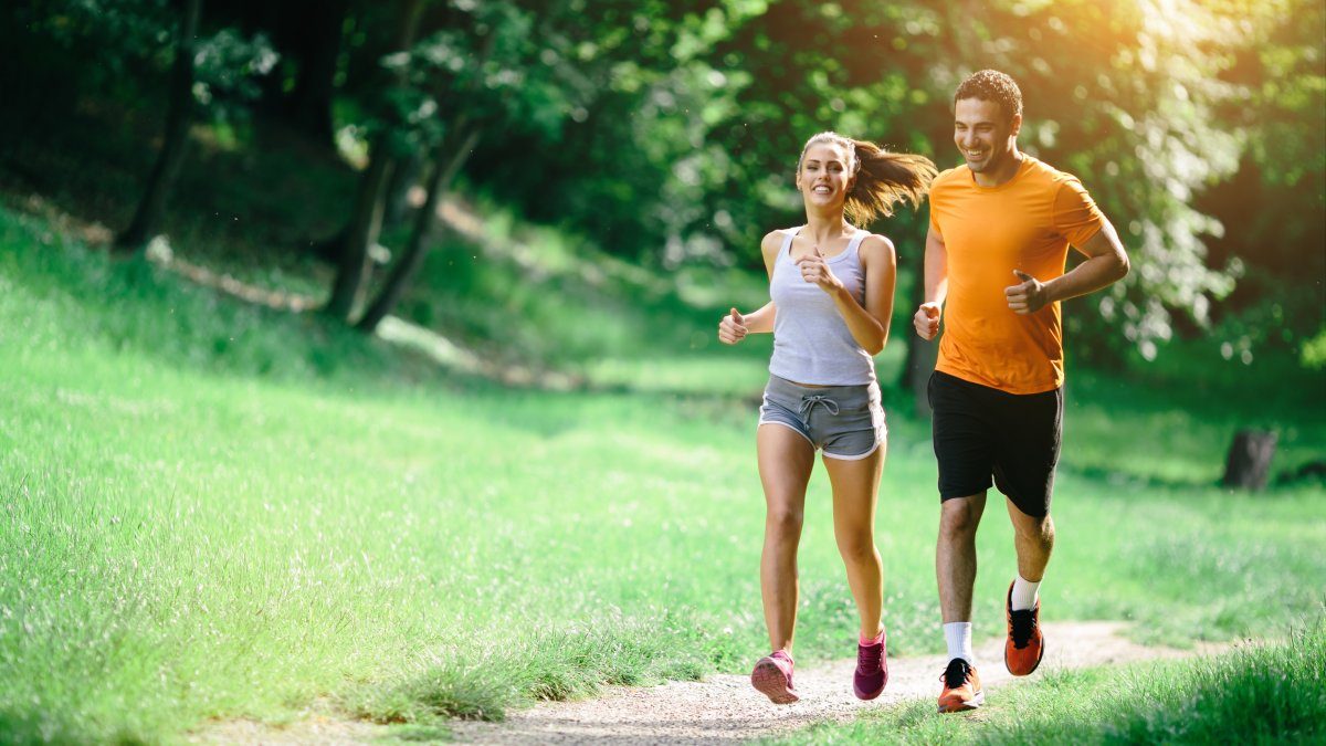 Par joggar i naturen för viktminskning